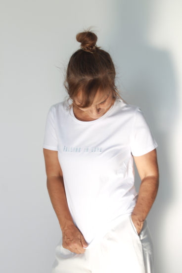 DP001- T-shirt branca 100% algodão com mensagem bordada a azul