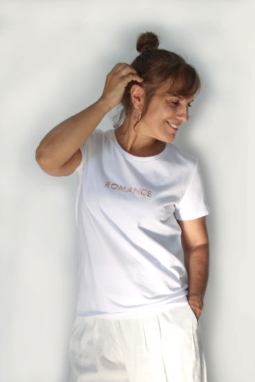 DP006- T-shirt branca 100% algodão com mensagem bordada a cor de rosa